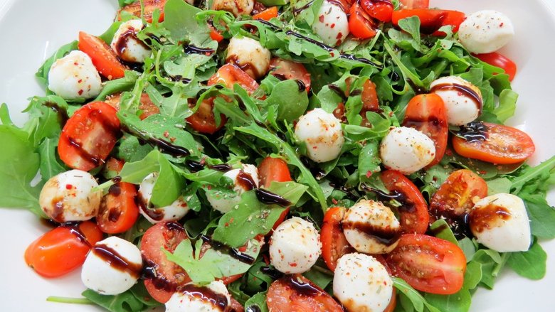 Рецепт: Салата с моцареллой и помидорами - Из овощей, грибов - Салаты - Готовить легко!