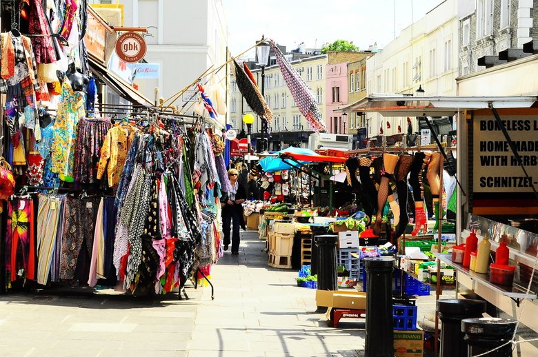 На лондонском Портобелло любители винтажной одежды и украшений могут найти настоящие сокровища