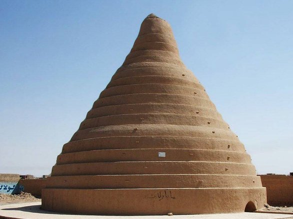 Яхчал Абаркуха, Иран. Построен в 400 году до н. э. Фото: wikipedia / Pastaitaken / CC BY-SA 3.0