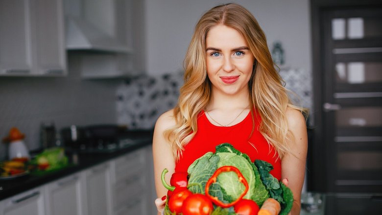 Женщина с овощами на тарелке. Женщина с овощами на тарелке.