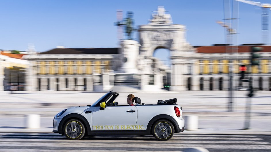 Прототип кабриолета с открытой мягкой крышей MINI Cooper SE Convertible