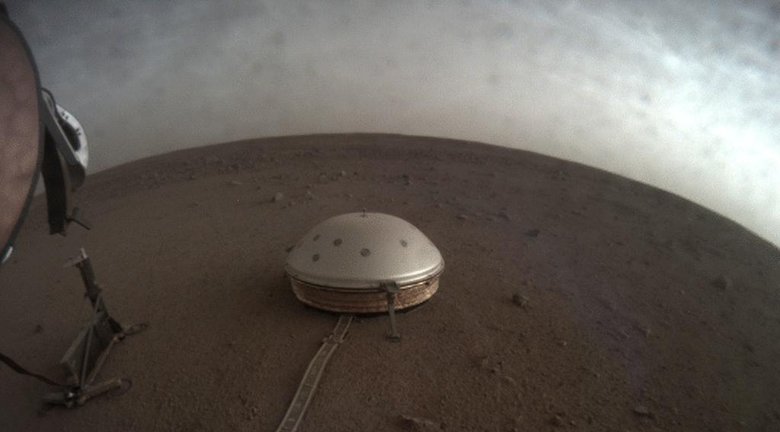 Снимок поверхности Марса с SEIS на переднем плане, сделанный на камеру InSight. Фото: NASA