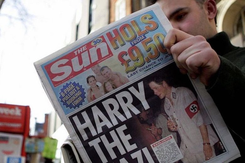 Таблоиды радостно вцепились в глупую выходку принца. Многие возмущались, хотя всерьез в пристрастии к нацизму его никто не подозревал | Фото: Getty Images