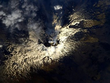 вулканы извергаются (вид из космоса)