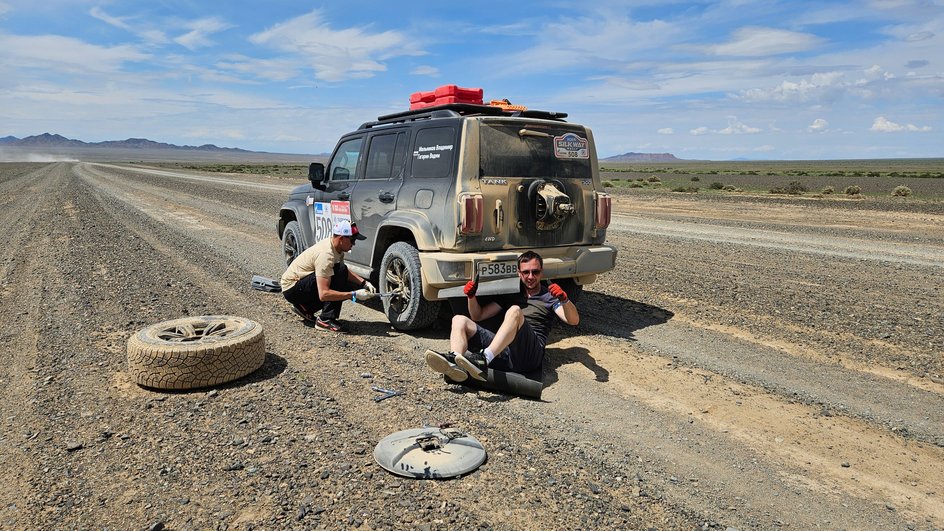 Шины Kumho Road Venture AT52 оказались не слишком стойкими к проколам. Даже при предельно внимательной езде мы все же порезали одну покрышку на дорожной секции. Замена заняла всего несколько минут. Но они могли стоить нам призового места, случись это на спецучастке! На всякий случай мы заменили заднюю пару на две «МТ-шки» китайского производства, а тот прокол так и остался единственным.