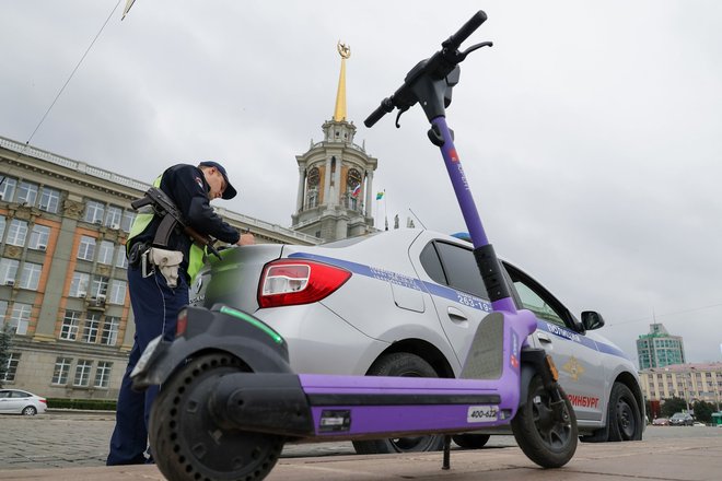 ГАИ во время рейда, направленного на предотвращение нарушений правил дорожного движения пользователями электросамокатов