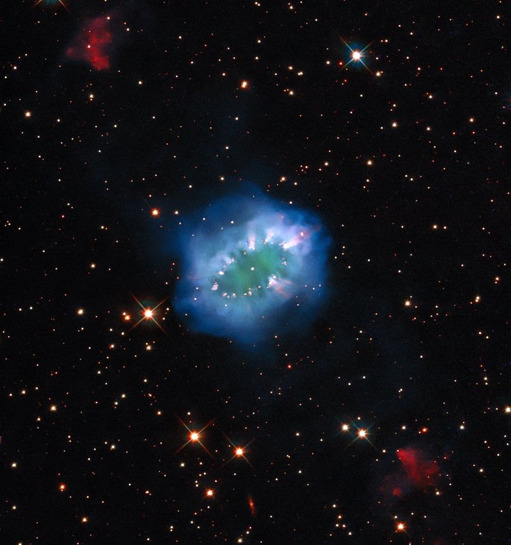 Две звезды, которые создали туманность Ожерелье, расположены настолько близко друг к другу, что они выглядят как одна яркая точка в центре изображения. Фото: STScI / AURA