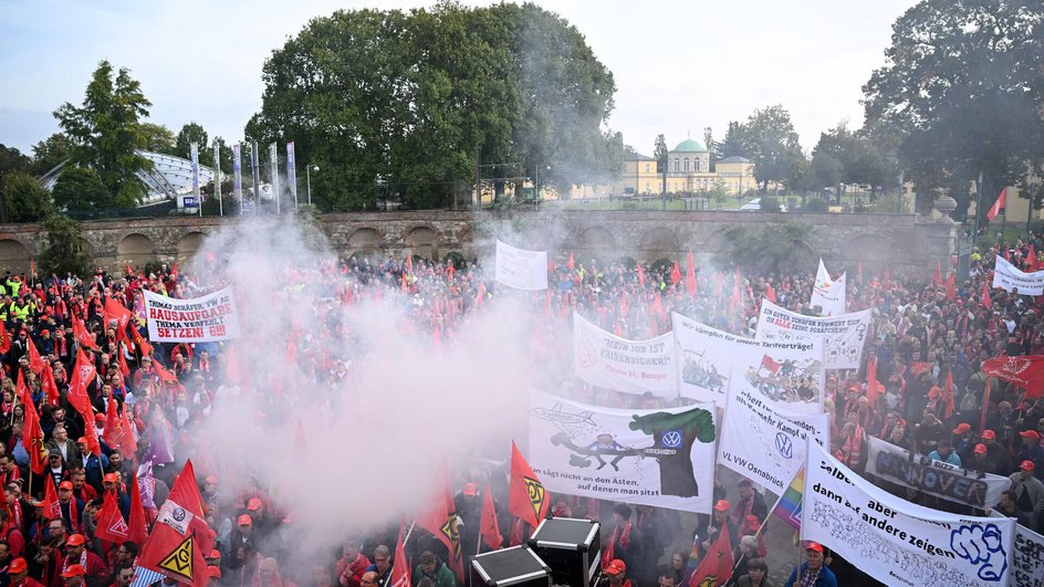 Митинг протеста против закрытия заводов и принудительных сокращений перед началом переговоров Volkswagen AG и промышленного союза IG Metall