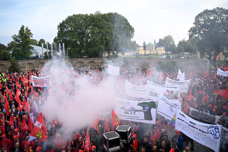 Митинг протеста против закрытия заводов и принудительных сокращений перед началом переговоров Volkswagen AG и промышленного союза IG Metall