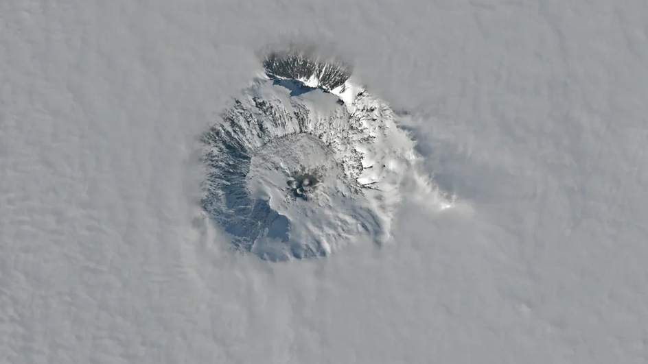 Спутниковый снимок горы Эребус (Landsat 9 — OLI-2/USGS)