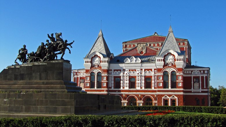 Самарский академический драматический театр им. М. Горького и памятник В. И. Чапаеву.