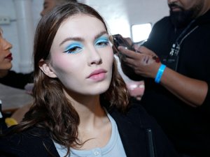синие тени макияж модель брюнетка