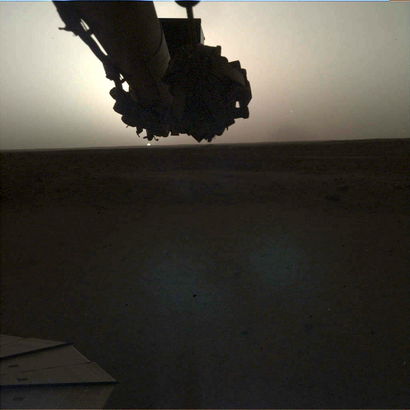 Фото марсианского рассвета Слева направо: «сырая» фотография и этот же снимок, откорректированный под человеческий глаз. Фото: NASA Jet Propulsion Laboratory