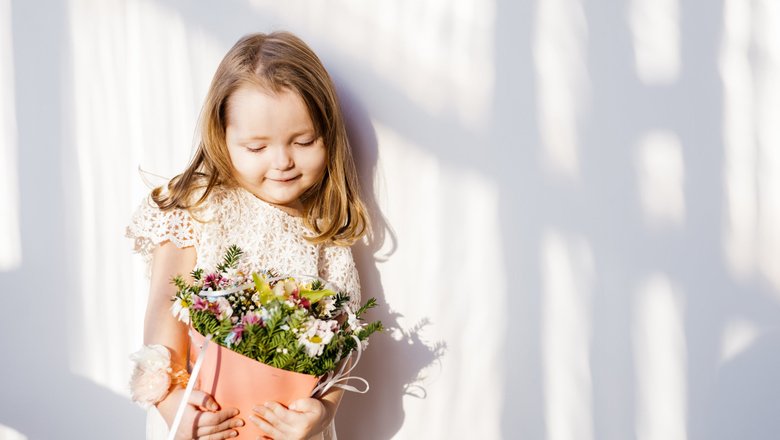  Обычно родители поздравляют своих дочерей, благодарят их за помощь, радуют милыми презентами и цветами. 