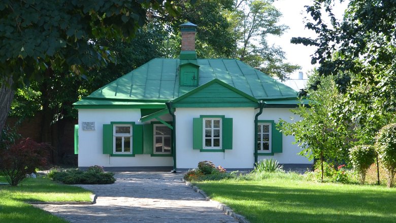 Круиз по реке Дон может включать посещение литературного музея А. П. Чехова.