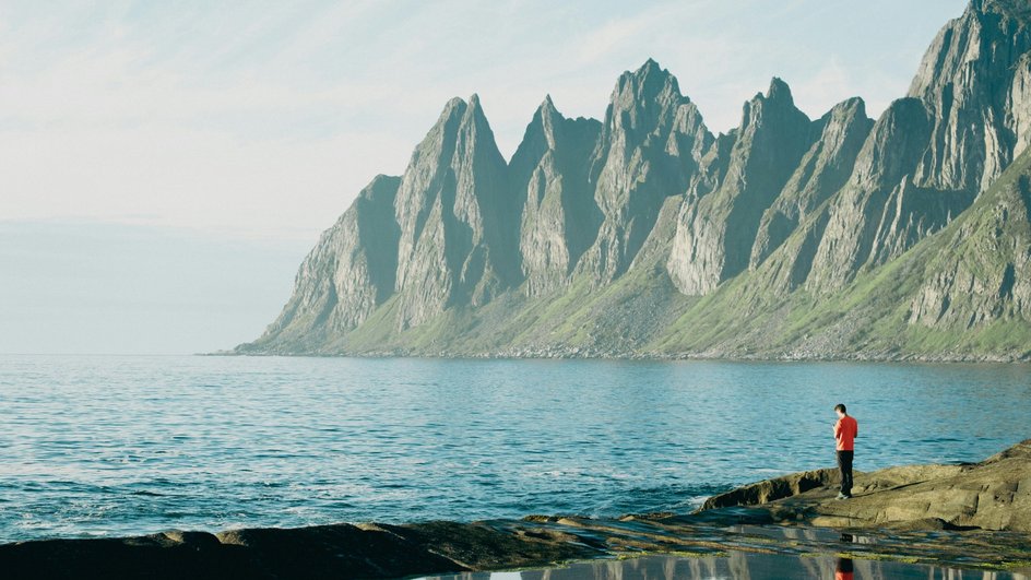 Море на фоне гор Море на фоне гор