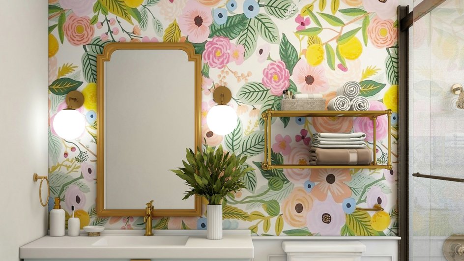 Зеркало в деревянной раме в ванной комнате на фоне стены с цветами