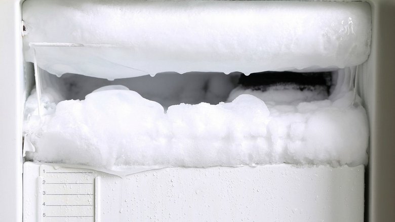 Морозилку нужно размораживать при наледи внутри около 5 мм. Чем больше в ней снега и льда – тем хуже: больше энергозатраты холодильника, интенсивней работает компрессор