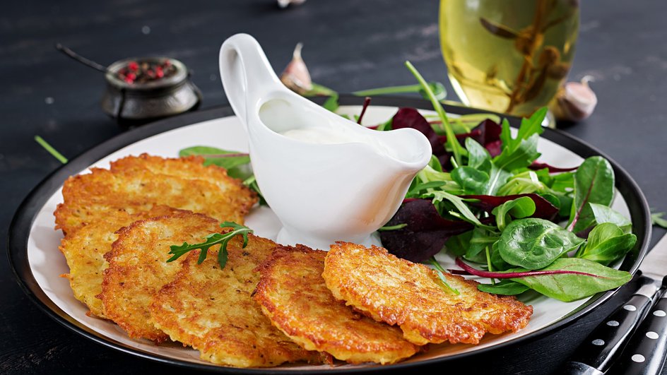 Вкусные оладьи из кабачка и картофеля, приготовленные по простому пошаговому рецепту в духовке. Вкусные оладьи из кабачка и картофеля, приготовленные по простому пошаговому рецепту в духовке.