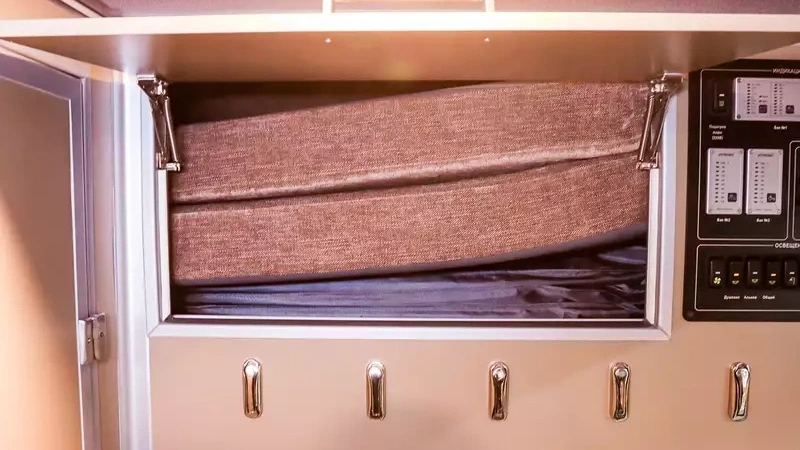 Аэродинамический колпак над кабиной — одновременно и дополнительное отделение, в том числе для подушек, которые образуют кровать на сложенном столике.