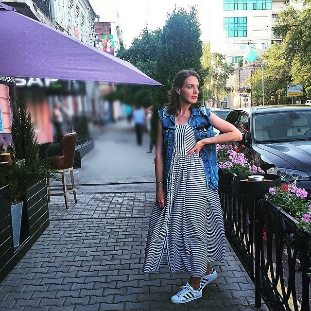 Платье и кроссовки — идеальное сочетание для городских прогулок