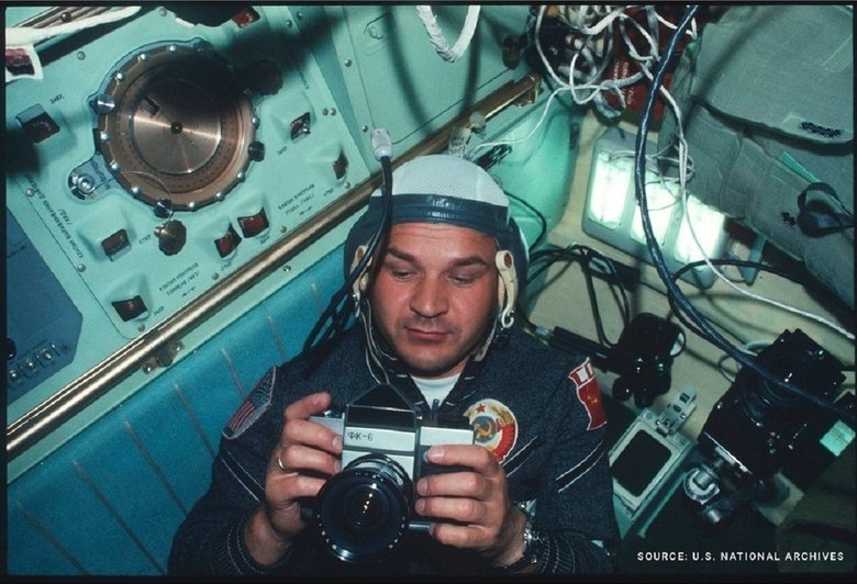 Командир экипажа «Союза-19» Алексей Леонов запечатлел космонавта Валерия Кубасова с камерой ФК-6 в руках.