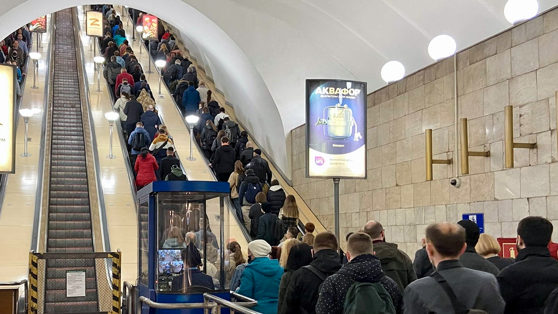 Метро пассажир спб. Реклама в метро Питера. Размыв в Петербургском метрополитене 1995.