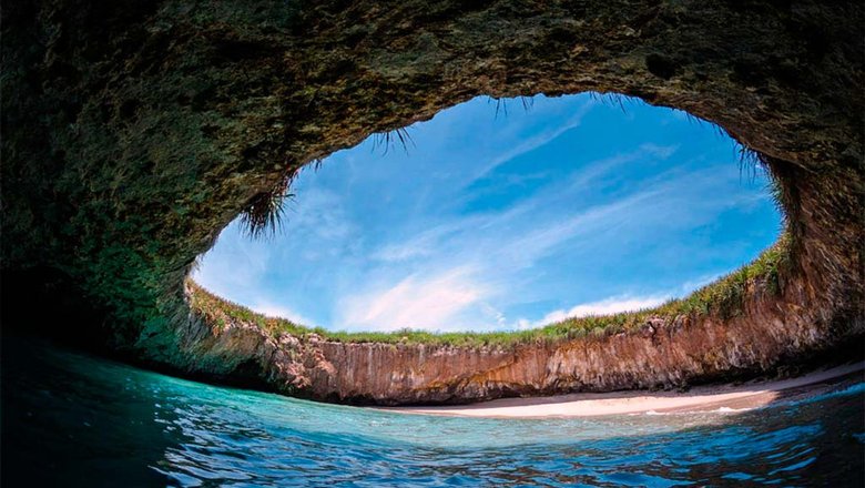 Скрытый пляж в Мексике напоминает природный бассейн.