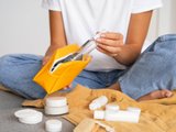 Девушка собирает косметичку Девушка собирает косметичку