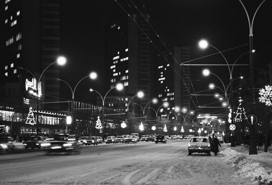 СССР. Москва. 30 декабря 1983 г. Общий вид проспекта Калинина в предновогодние дни