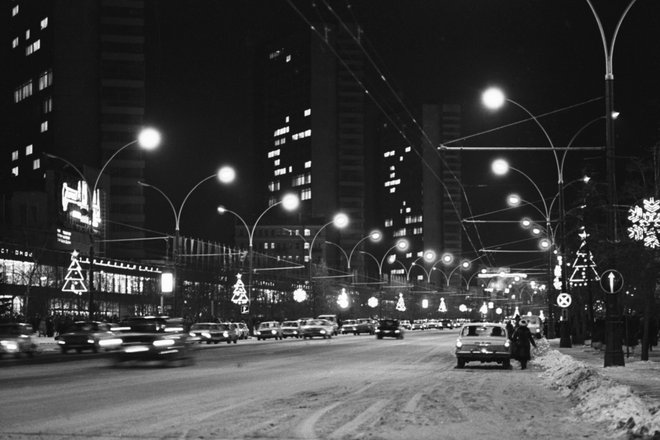 СССР. Москва. 30 декабря 1983 г. Общий вид проспекта Калинина в предновогодние дни