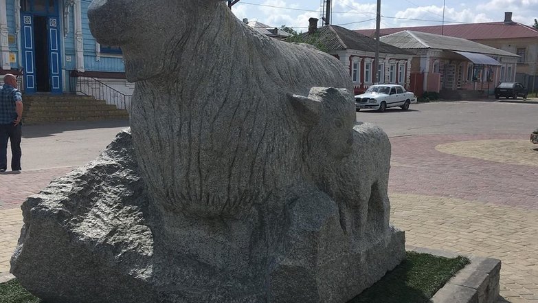 Урюпинск знаменит козами с невероятно теплым пухом. В городе даже установили памятник этому полезному животному. Для его создания сюда была привезена 18-тонная гранитная глыба из-под Мамаева кургана.