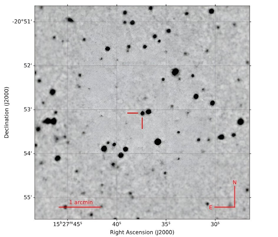 Схема поиска XMM 152737: север вверху, восток слева. Изображение взято из цифрового обзора неба (DSS), новый объект отмечен красными линиями