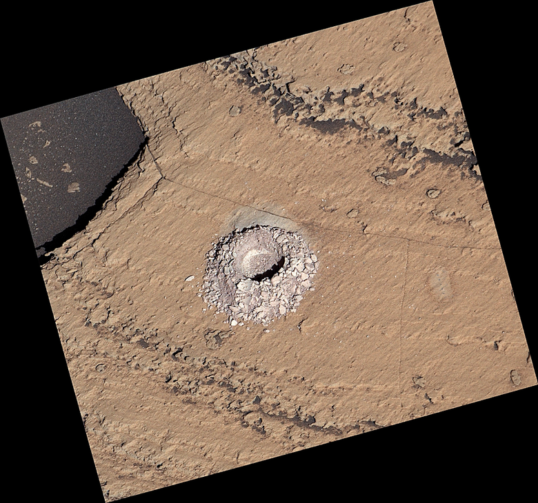 Марсоход использовал сверло на конце своей роботизированной руки, чтобы собрать образец из скалы под названием «Секвойя».