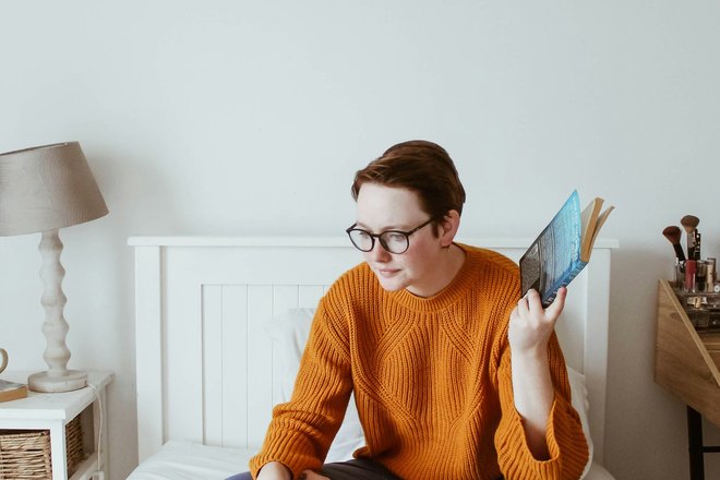Девушка за работой Девушка за работой