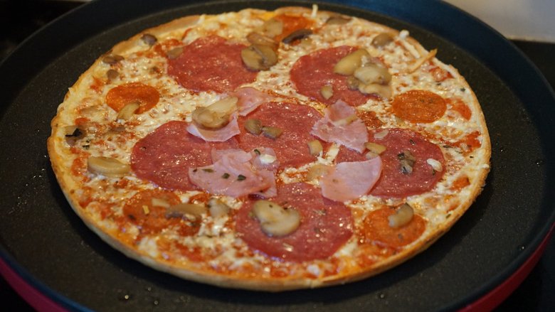 Пиццамейкер позволяет печь не только домашнюю пиццу, но доводить до готовности магазинную