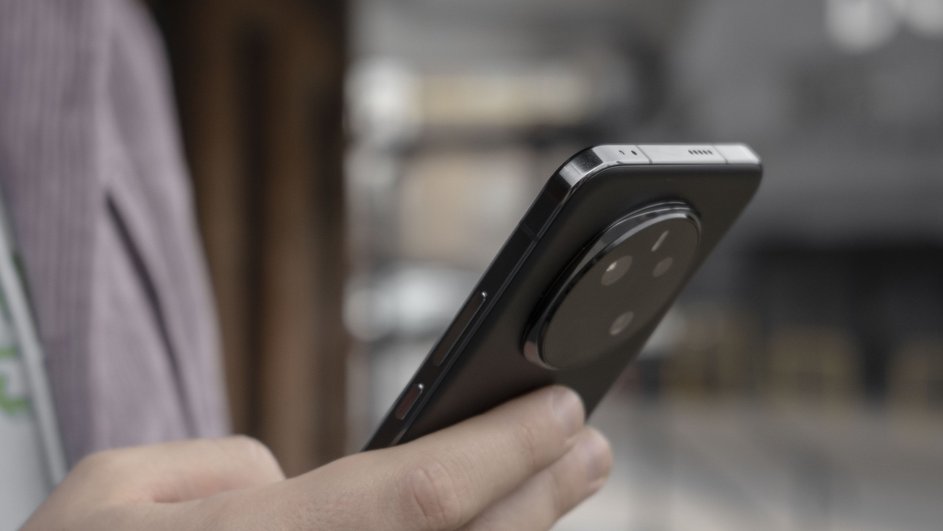 Honor Magic 7 Pro в руке мужчины Honor Magic 7 Pro в руке мужчины