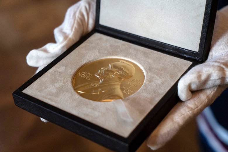 Так выглядит золотая медаль Нобелевской премии. Она весит 200 грамм. Стоимость премии – 10 млн крон (58 млн рублей). Фото: Apimages