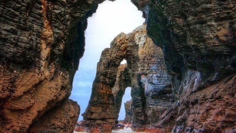 Загадочные арки из скал на пляже Кафедральных Соборов в Рибадео, Испания.