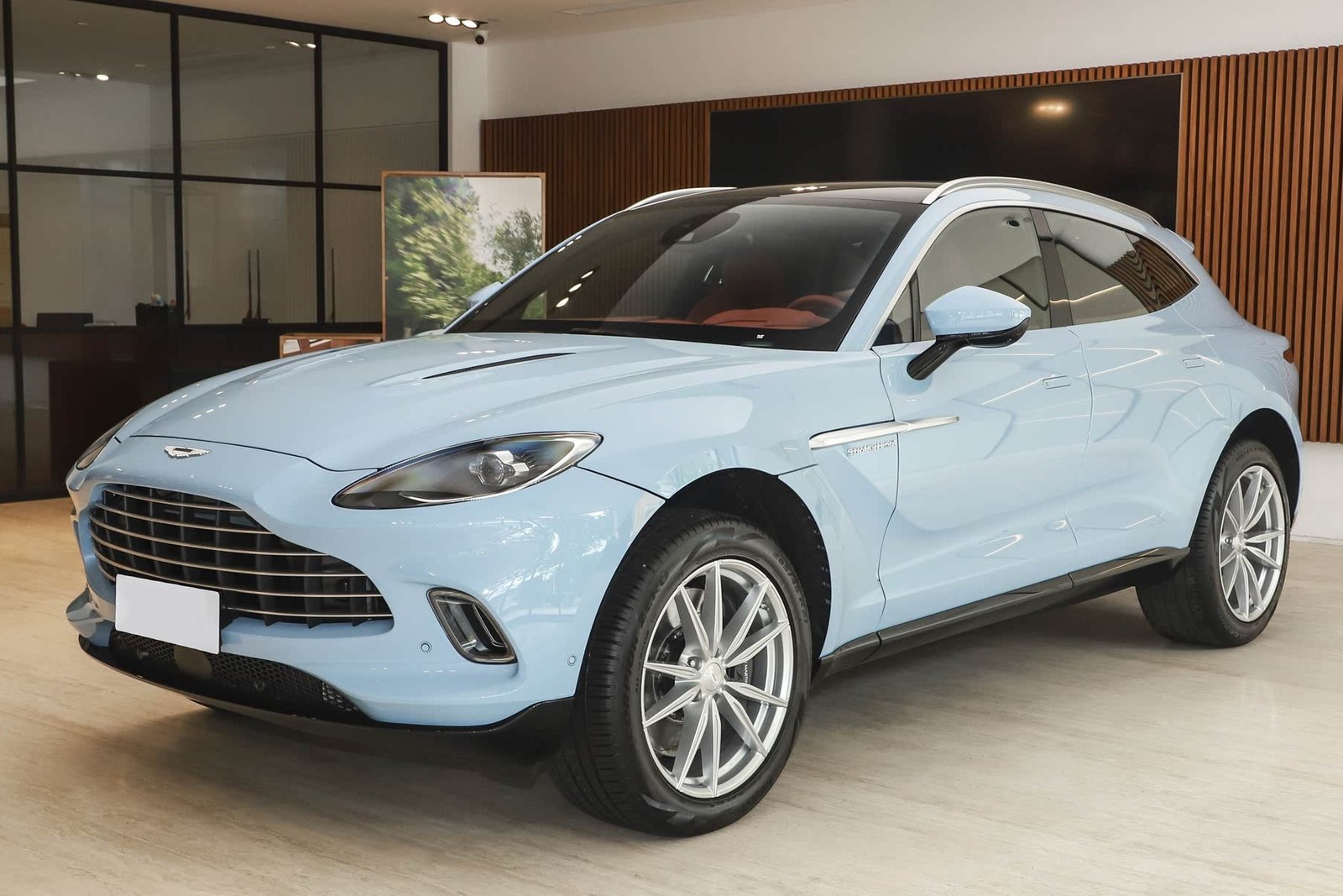 Босс Aston Martin объяснил провал шестицилиндрового DBX Босс Aston Martin объяснил провал шестицилиндрового DBX