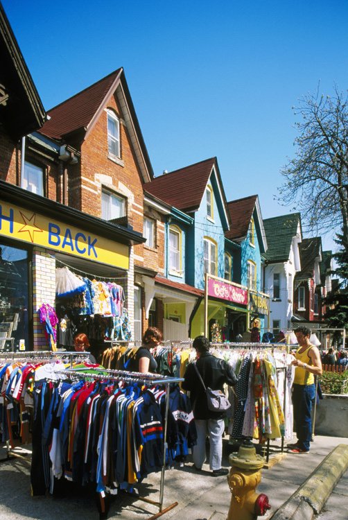 Особого внимания заслуживают местные рынки, в особенности Kensington Market (на фото) и St.Lawrence Market, расположенные в исторических частях города
