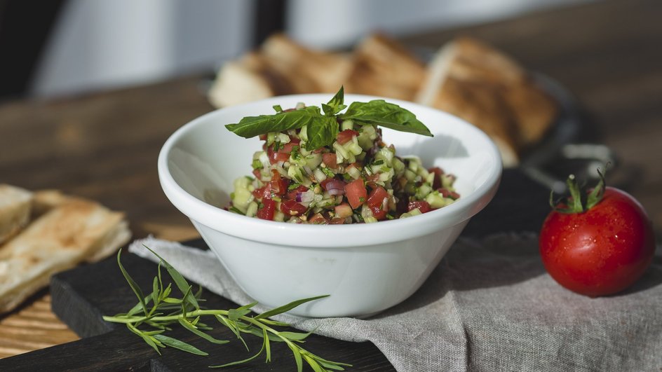 Овощной салат с вешенками и курицей в миске Овощной салат с вешенками и курицей в миске