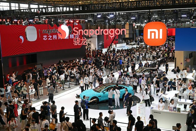 Стенд Xiaomi на автосалоне в Китае