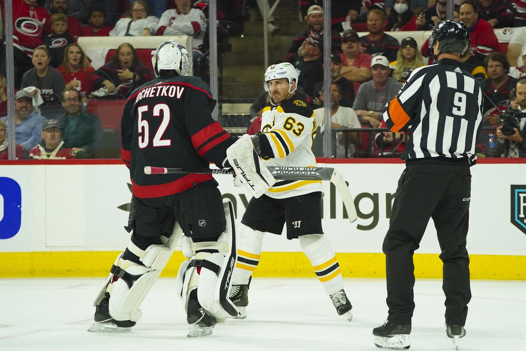 НХЛ оштрафовала форварда «Бостона» за удар клюшкой Кочеткова