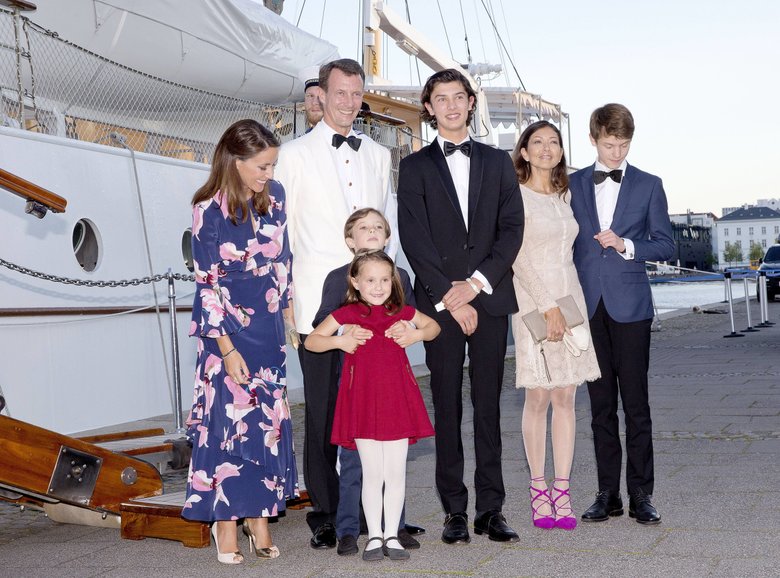 Принцесса Мари и принц Иоахим с детьми, а также принц Николай с матерью Александрой и братом Феликсом