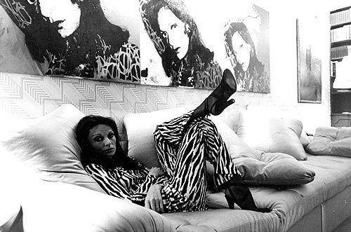 Диана в своей квартире на Парк-авеню в Нью-Йорке, на заднем плане ее портреты, созданные Энди Уорхолом