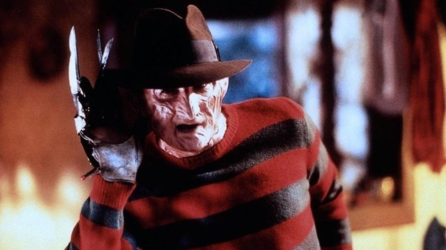 Роберт Инглунд в фильме «Кошмар на улице Вязов 6: Фредди мертв» Роберт Инглунд в фильме «Кошмар на улице Вязов 6: Фредди мертв»