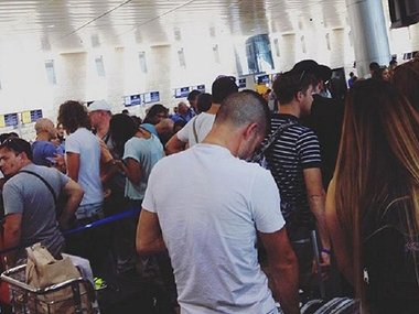 Зал вылета в аэропорту имени Бен-Гуриона. Очереди в аэропортах не редкость, но самый безопасный в мире аэропорт редко кого оставляет равнодушным. Закладывайте на очереди и беседы на досмотре в Тель-Авиве минимум пару часов. Это не преувеличение.