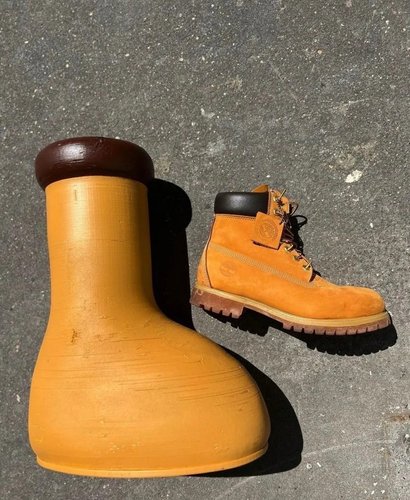 Сапоги MSCHF объединили с обувью Timberland. Фото: @pleaselookatmyas / hypebeast.com