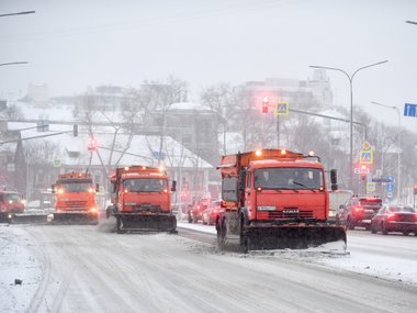 slide image for gallery: 27075 | Работа коммунальных служб по очистке дорог во время снегопада в Москве